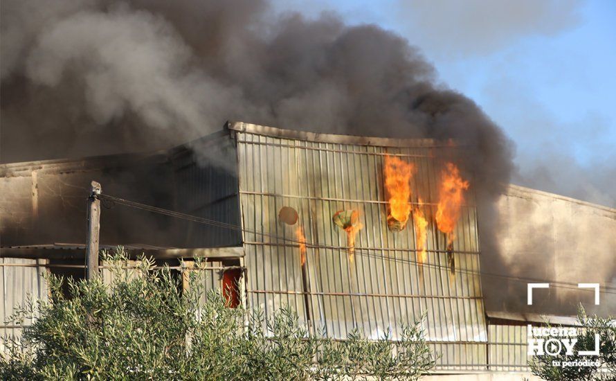 GALERÍA: Las fotos del grave incendio en una empresa de barnizados del Polígono de Los Santos en Lucena