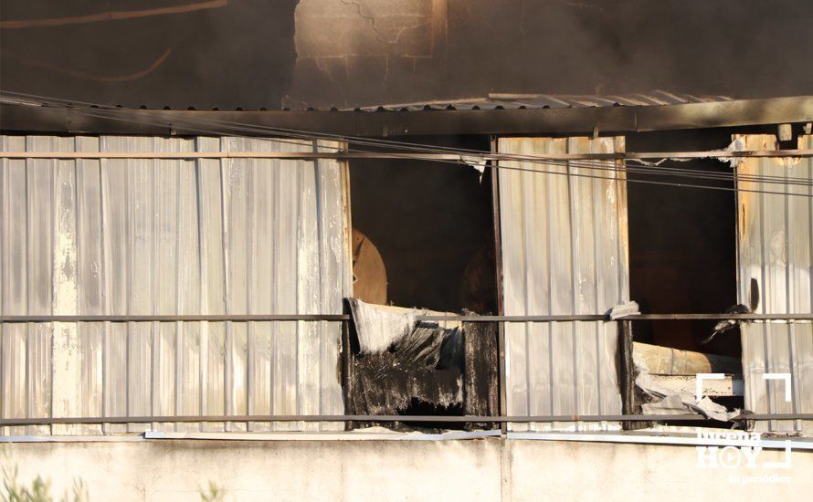 GALERÍA: Las fotos del grave incendio en una empresa de barnizados del Polígono de Los Santos en Lucena