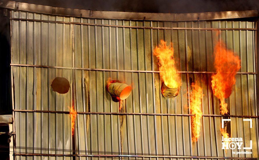 GALERÍA: Las fotos del grave incendio en una empresa de barnizados del Polígono de Los Santos en Lucena GALERÍA: Las fotos del grave incendio en una empresa de barnizados del Polígono de Los Santos en Lucena