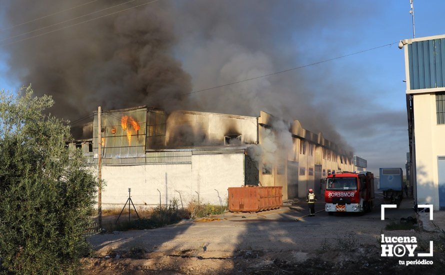 GALERÍA: Las fotos del grave incendio en una empresa de barnizados del Polígono de Los Santos en Lucena