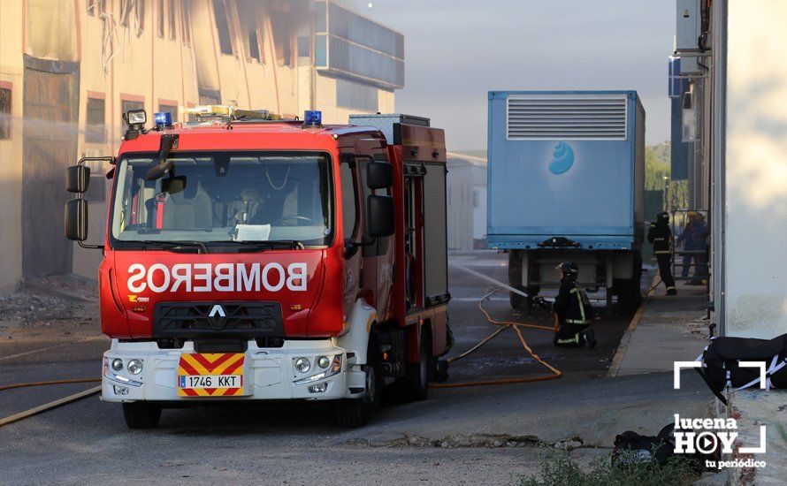 GALERÍA: Las fotos del grave incendio en una empresa de barnizados del Polígono de Los Santos en Lucena