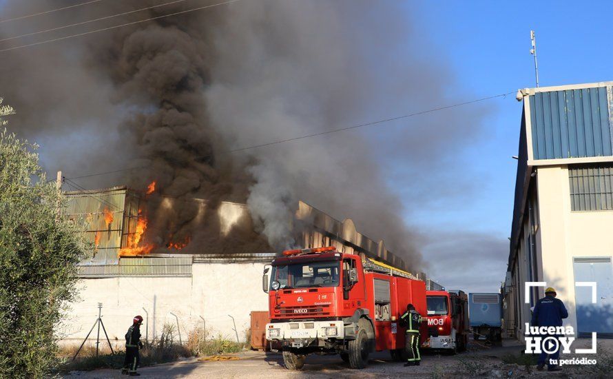 GALERÍA: Las fotos del grave incendio en una empresa de barnizados del Polígono de Los Santos en Lucena