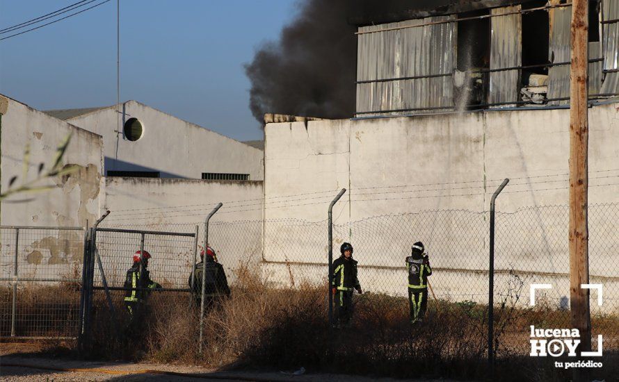 GALERÍA: Las fotos del grave incendio en una empresa de barnizados del Polígono de Los Santos en Lucena