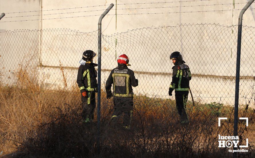 GALERÍA: Las fotos del grave incendio en una empresa de barnizados del Polígono de Los Santos en Lucena