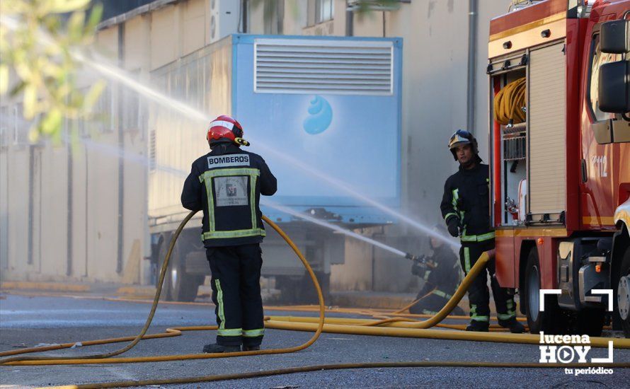 GALERÍA: Las fotos del grave incendio en una empresa de barnizados del Polígono de Los Santos en Lucena