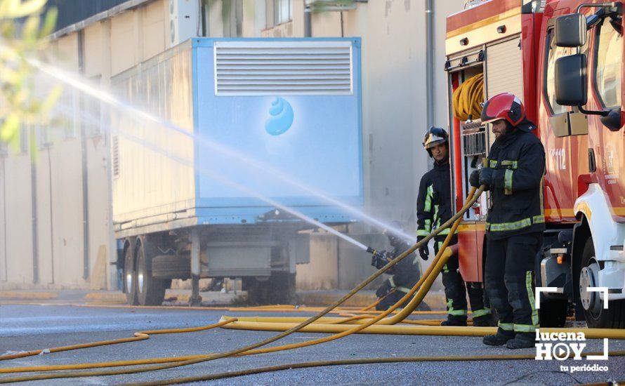 GALERÍA: Las fotos del grave incendio en una empresa de barnizados del Polígono de Los Santos en Lucena