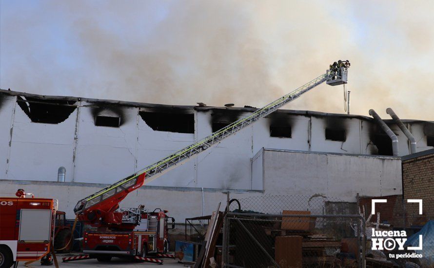 GALERÍA: Las fotos del grave incendio en una empresa de barnizados del Polígono de Los Santos en Lucena