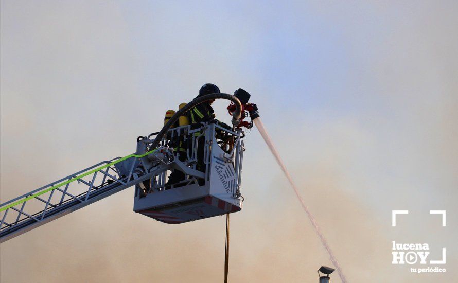 GALERÍA: Las fotos del grave incendio en una empresa de barnizados del Polígono de Los Santos en Lucena