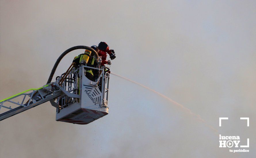 GALERÍA: Las fotos del grave incendio en una empresa de barnizados del Polígono de Los Santos en Lucena