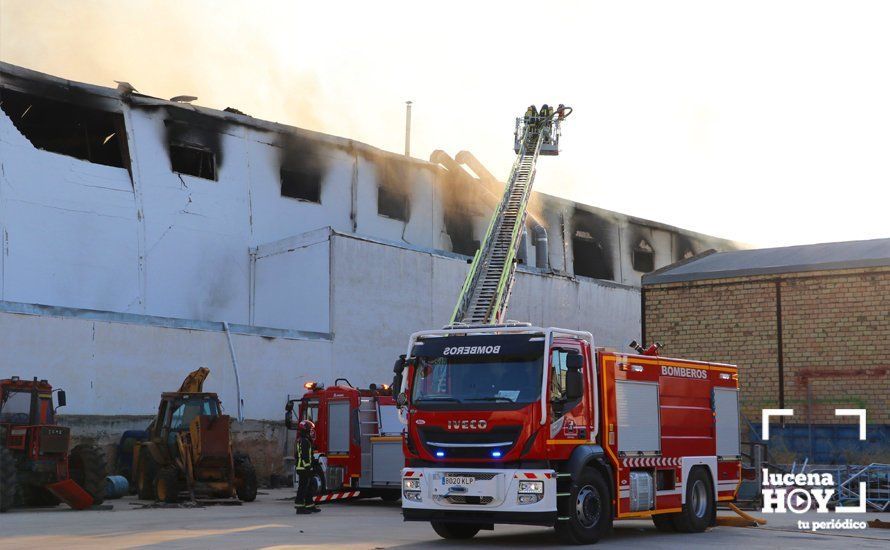 GALERÍA: Las fotos del grave incendio en una empresa de barnizados del Polígono de Los Santos en Lucena