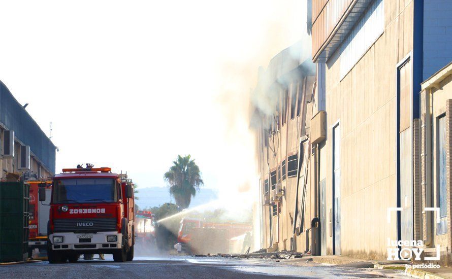 GALERÍA: Las fotos del grave incendio en una empresa de barnizados del Polígono de Los Santos en Lucena