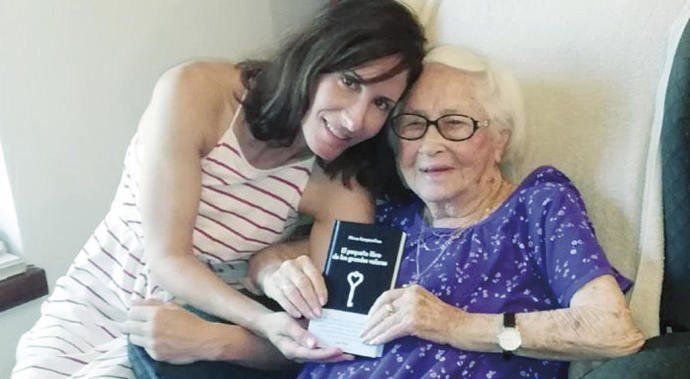  La autora, Meirav Kampeas-Riess y su abuela, Edith Roth, con el libro que se presentará en Lucena 