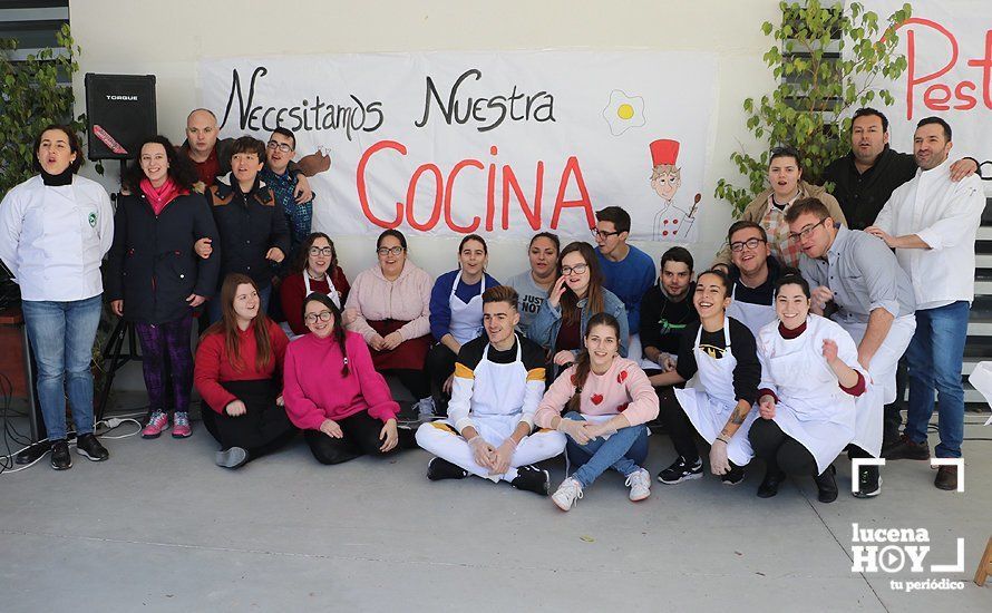  Alumnos y profesores del ciclo de cocina en el IES Juan de Aréjula durante la "pestiñada reivindicativa" celebrada hace unos meses 