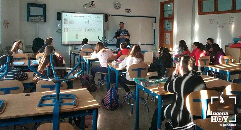  David Sánchez Jiménez dando una charla en un centro educativo de la localidad 