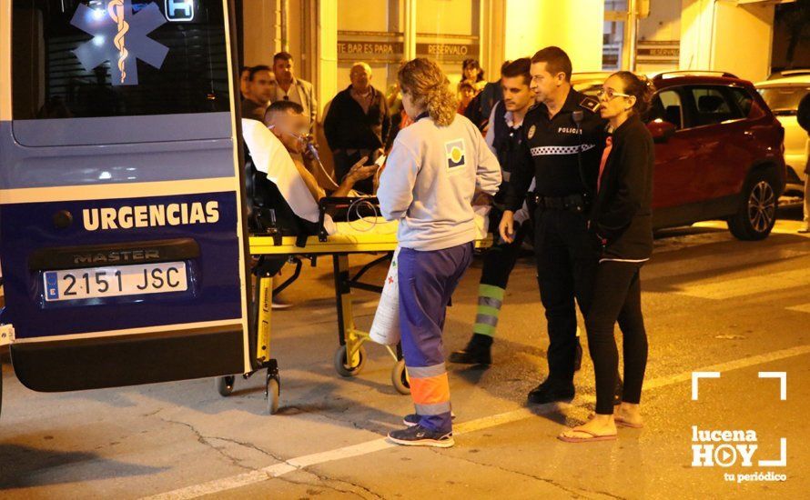 El joven herido es introducido en la ambulancia por personal sanitario 