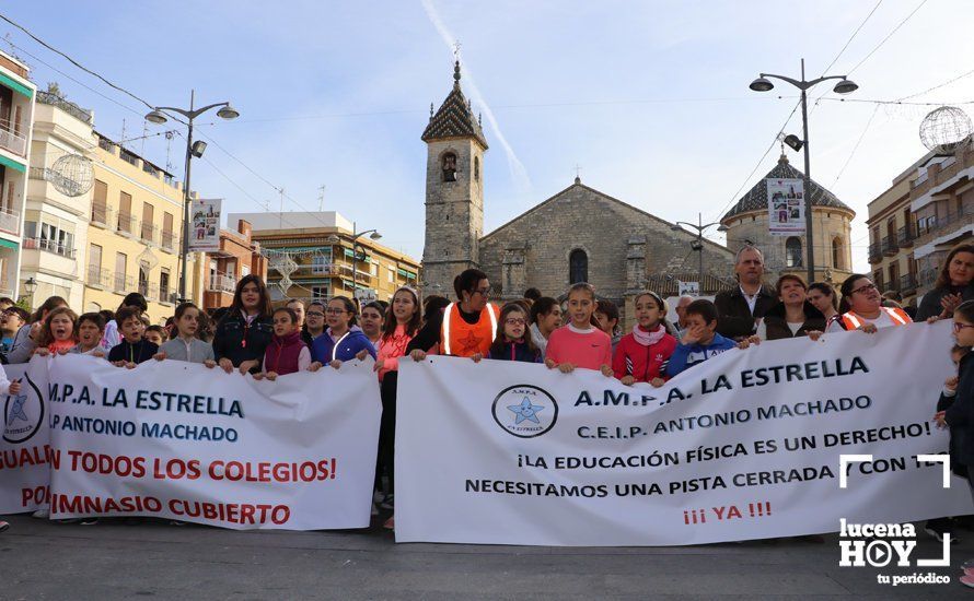 GALERÍA: Más de 600 personas exigen una pista deportiva cubierta para el colegio Antonio Machado