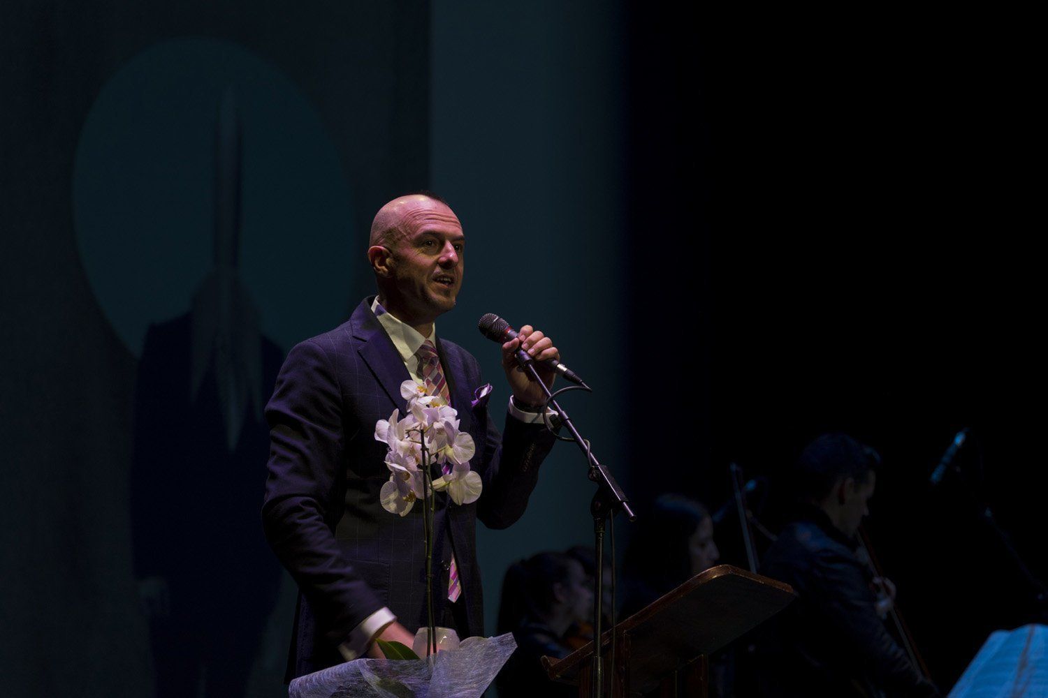  Manolo Lara se dirige el público durante el acto. Foto: Juan Luis Corbella 