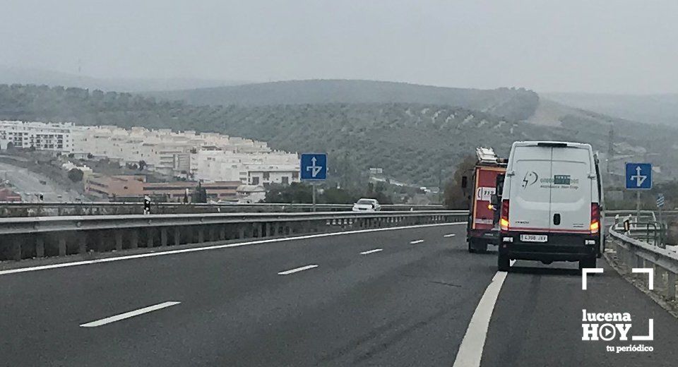  Un vehículo de bomberos junto al lugar en el que se ha producido el accidente 