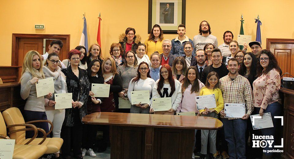  Alumnado, profesorado y autoridades locales tras la entrega de diplomas 