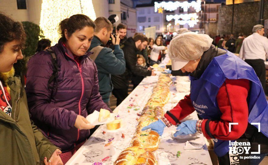 GALERÍA: Un Roscón de Reyes gigante y muy solidario para luchar contra el autismo
