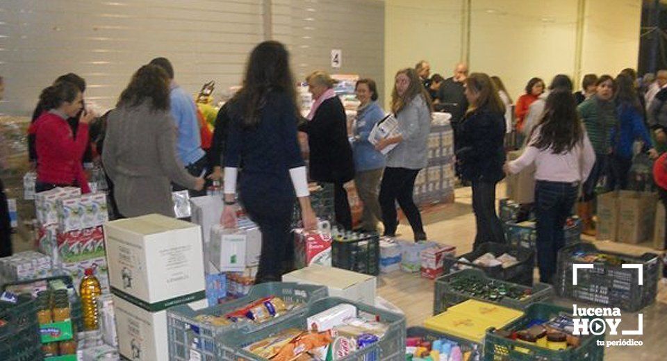  Voluntarios clasifican los alimentos recibidos para el telemaratón 