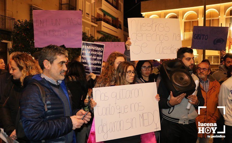 GALERÍA: En torno a 150 personas se concentran para exigir que las políticas de igualdad y violencia de género no sufran merma con el nuevo gobierno de la Junta