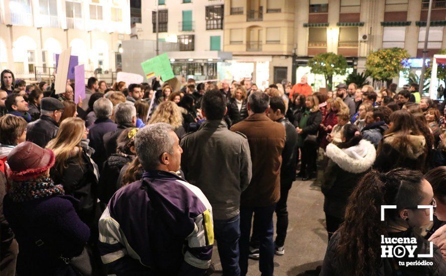 GALERÍA: En torno a 150 personas se concentran para exigir que las políticas de igualdad y violencia de género no sufran merma con el nuevo gobierno de la Junta