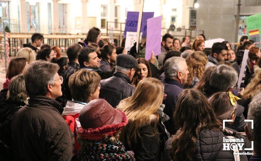 GALERÍA: En torno a 150 personas se concentran para exigir que las políticas de igualdad y violencia de género no sufran merma con el nuevo gobierno de la Junta