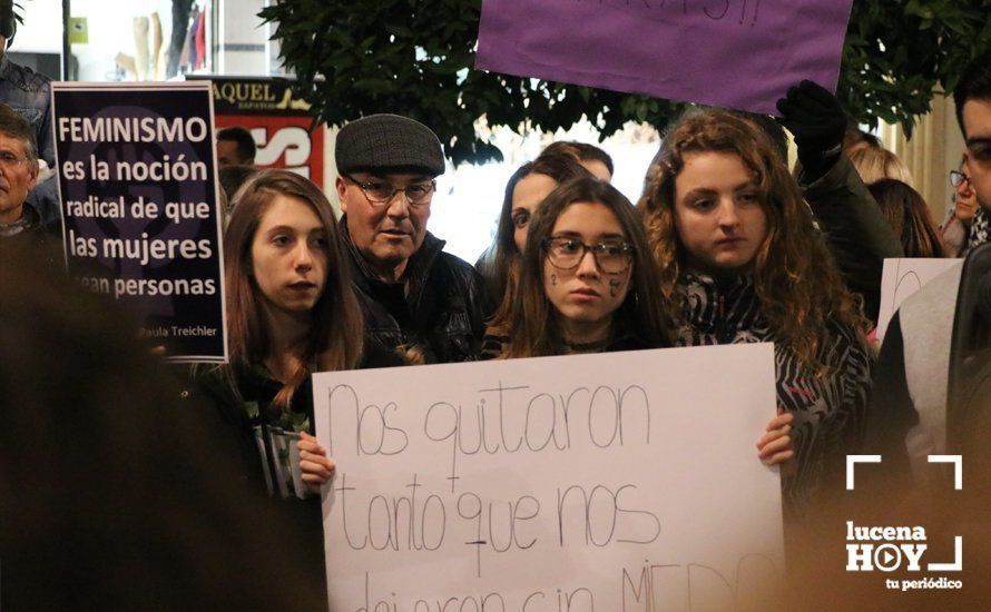 GALERÍA: En torno a 150 personas se concentran para exigir que las políticas de igualdad y violencia de género no sufran merma con el nuevo gobierno de la Junta