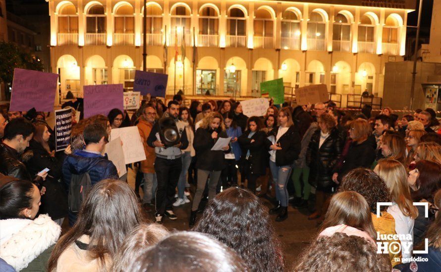 GALERÍA: En torno a 150 personas se concentran para exigir que las políticas de igualdad y violencia de género no sufran merma con el nuevo gobierno de la Junta