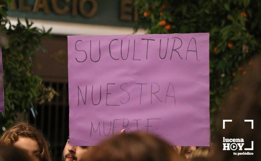 GALERÍA: En torno a 150 personas se concentran para exigir que las políticas de igualdad y violencia de género no sufran merma con el nuevo gobierno de la Junta