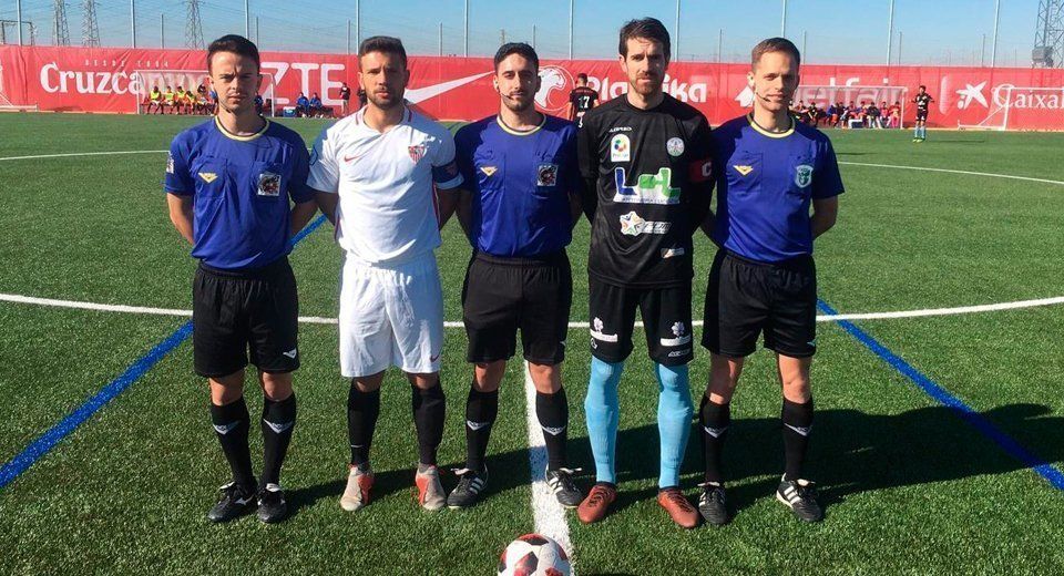  Los capitanes de los dos conjuntos junto al trío arbitral antes del inicio del encuentro en Sevilla. Foto: Sevilla CF 