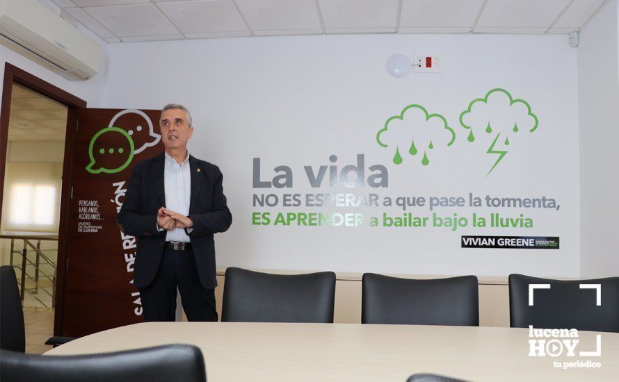  Juan Pérez en la sala de juntas del Vivero de Empresas 