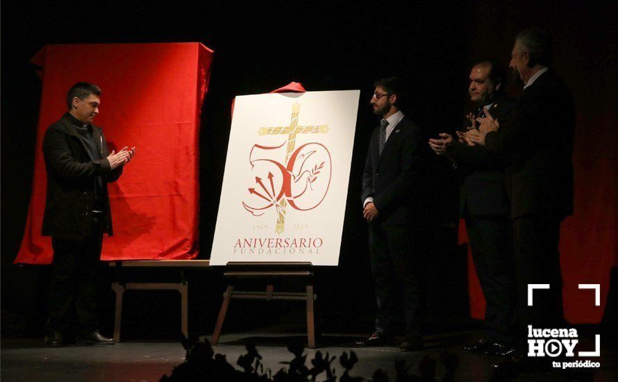 GALERÍA: Presentado el nuevo manto de la Virgen "de las Campanitas" y el cartel y escudo del 50 aniversario de la cofradía