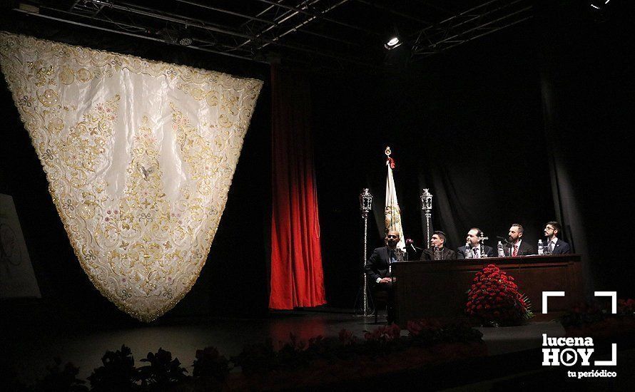 GALERÍA: Presentado el nuevo manto de la Virgen "de las Campanitas" y el cartel y escudo del 50 aniversario de la cofradía
