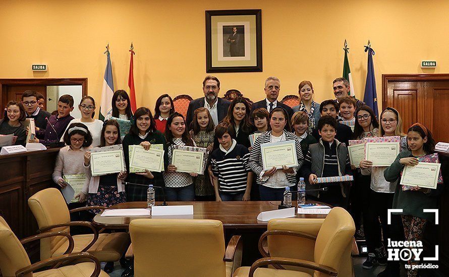  Participantes en el pleno infantil junto a miembros de la corporación municipal, presentes en el acto 