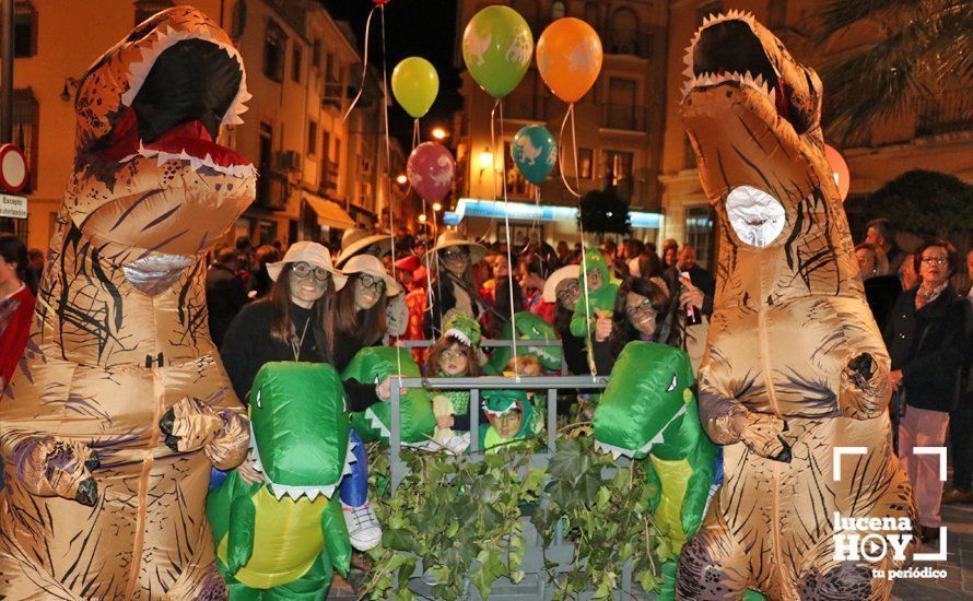 GALERÍA: Cientos de personas llenan de color y alegría el centro urbano con el pasacalles del Carnaval de Lucena