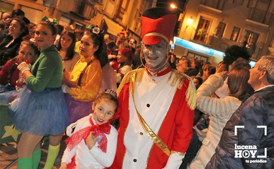 GALERÍA: Cientos de personas llenan de color y alegría el centro urbano con el pasacalles del Carnaval de Lucena