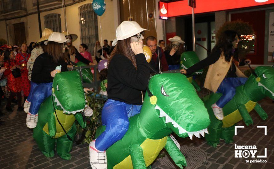 GALERÍA: Cientos de personas llenan de color y alegría el centro urbano con el pasacalles del Carnaval de Lucena