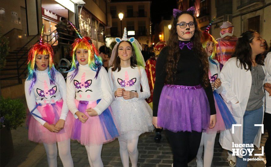 GALERÍA: Cientos de personas llenan de color y alegría el centro urbano con el pasacalles del Carnaval de Lucena