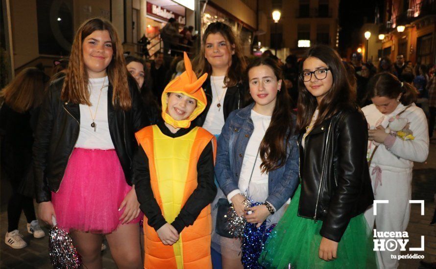 GALERÍA: Cientos de personas llenan de color y alegría el centro urbano con el pasacalles del Carnaval de Lucena