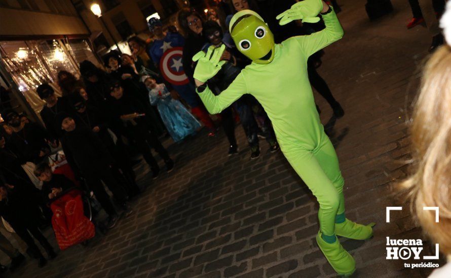 GALERÍA: Cientos de personas llenan de color y alegría el centro urbano con el pasacalles del Carnaval de Lucena