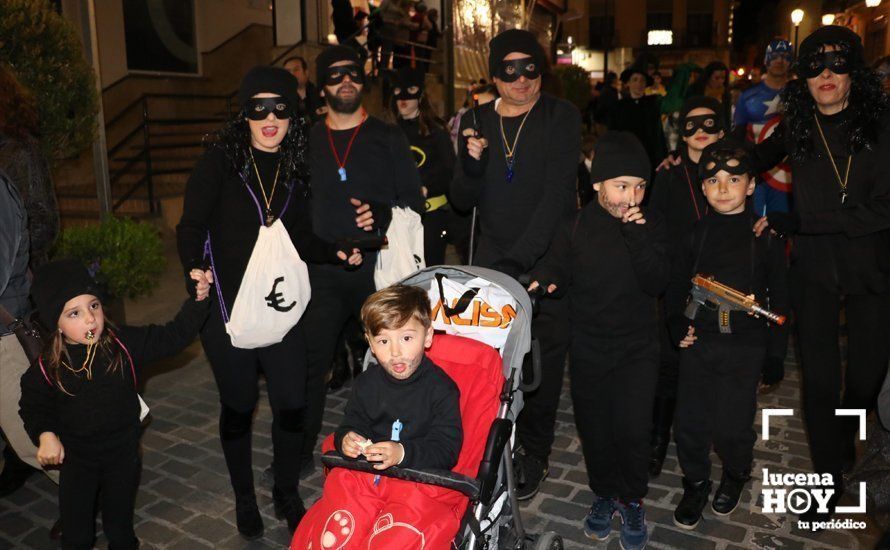 GALERÍA: Cientos de personas llenan de color y alegría el centro urbano con el pasacalles del Carnaval de Lucena