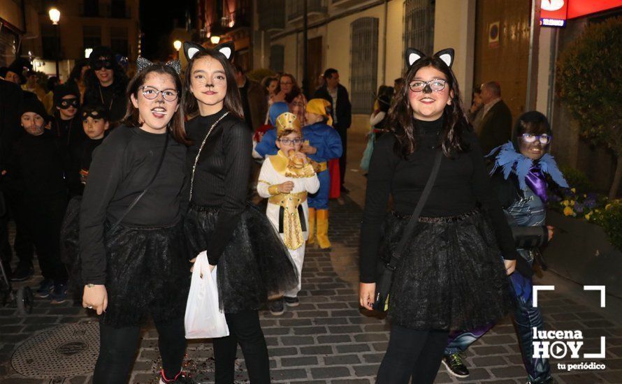 GALERÍA: Cientos de personas llenan de color y alegría el centro urbano con el pasacalles del Carnaval de Lucena