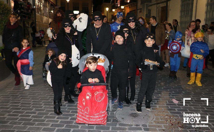 GALERÍA: Cientos de personas llenan de color y alegría el centro urbano con el pasacalles del Carnaval de Lucena