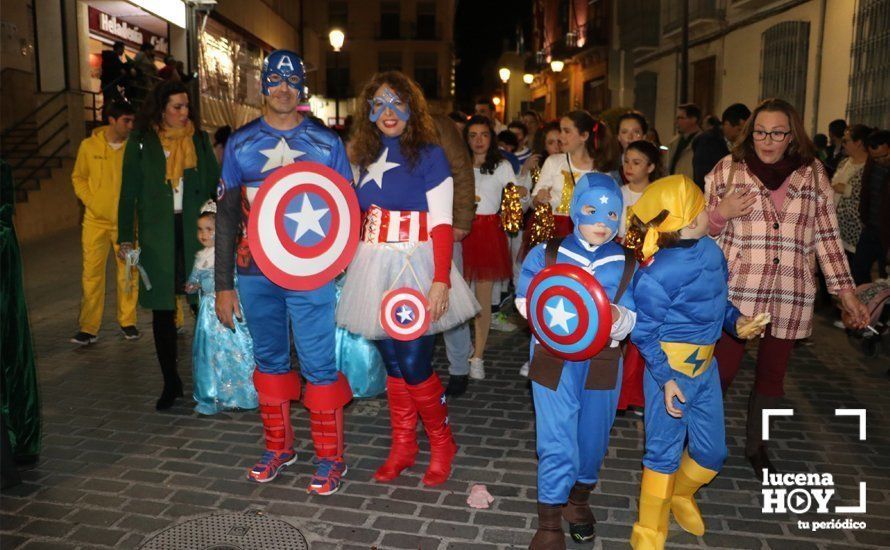 GALERÍA: Cientos de personas llenan de color y alegría el centro urbano con el pasacalles del Carnaval de Lucena