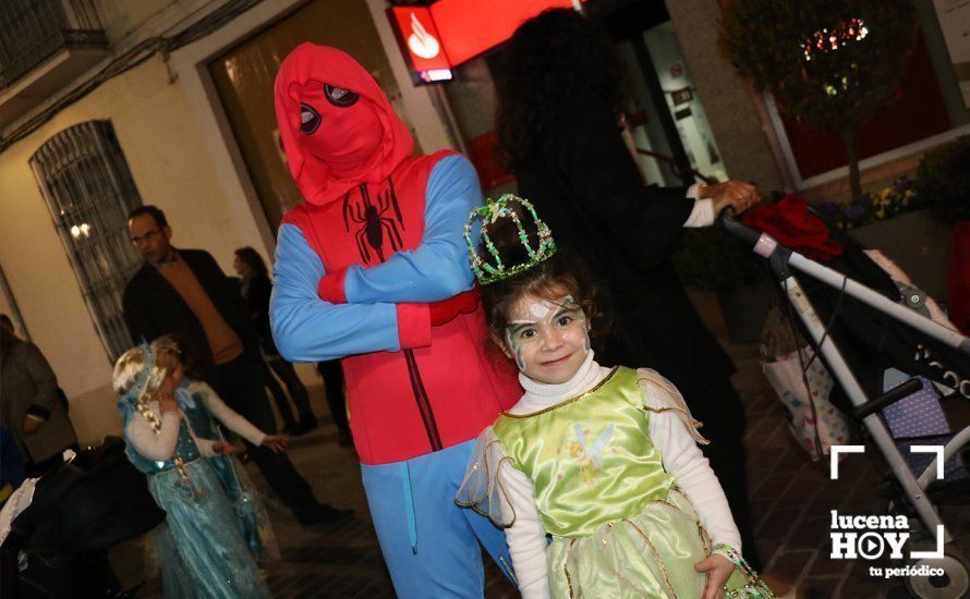 GALERÍA: Cientos de personas llenan de color y alegría el centro urbano con el pasacalles del Carnaval de Lucena