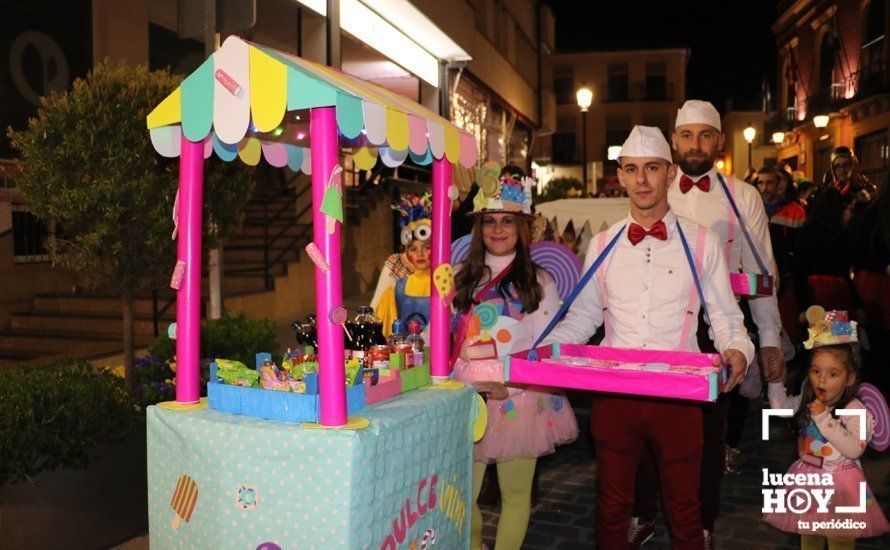 GALERÍA: Cientos de personas llenan de color y alegría el centro urbano con el pasacalles del Carnaval de Lucena