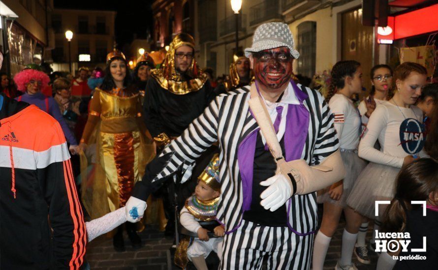 GALERÍA: Cientos de personas llenan de color y alegría el centro urbano con el pasacalles del Carnaval de Lucena