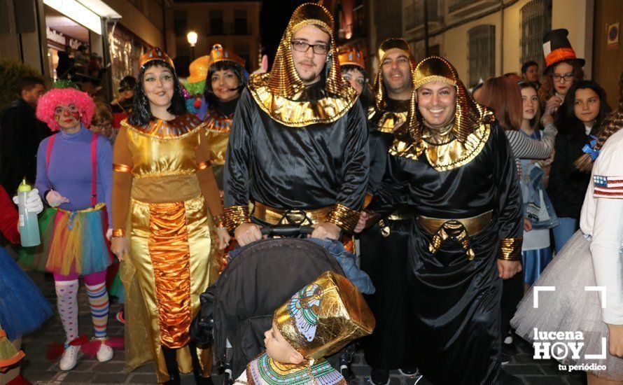 GALERÍA: Cientos de personas llenan de color y alegría el centro urbano con el pasacalles del Carnaval de Lucena